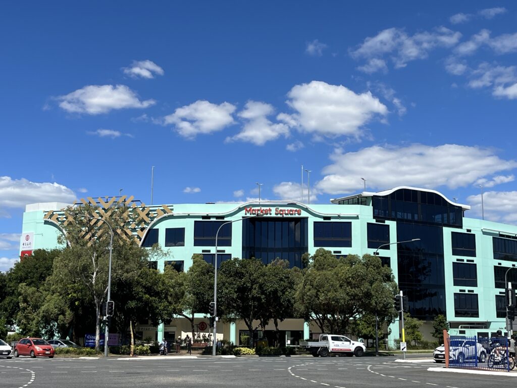 Market Square薄荷绿建筑，路口安全岛仰拍，蓝天白云