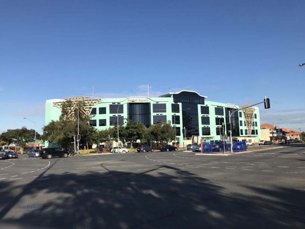 Market Square薄荷绿新楼，深色玻璃窗，路口对面拍摄，街面空旷