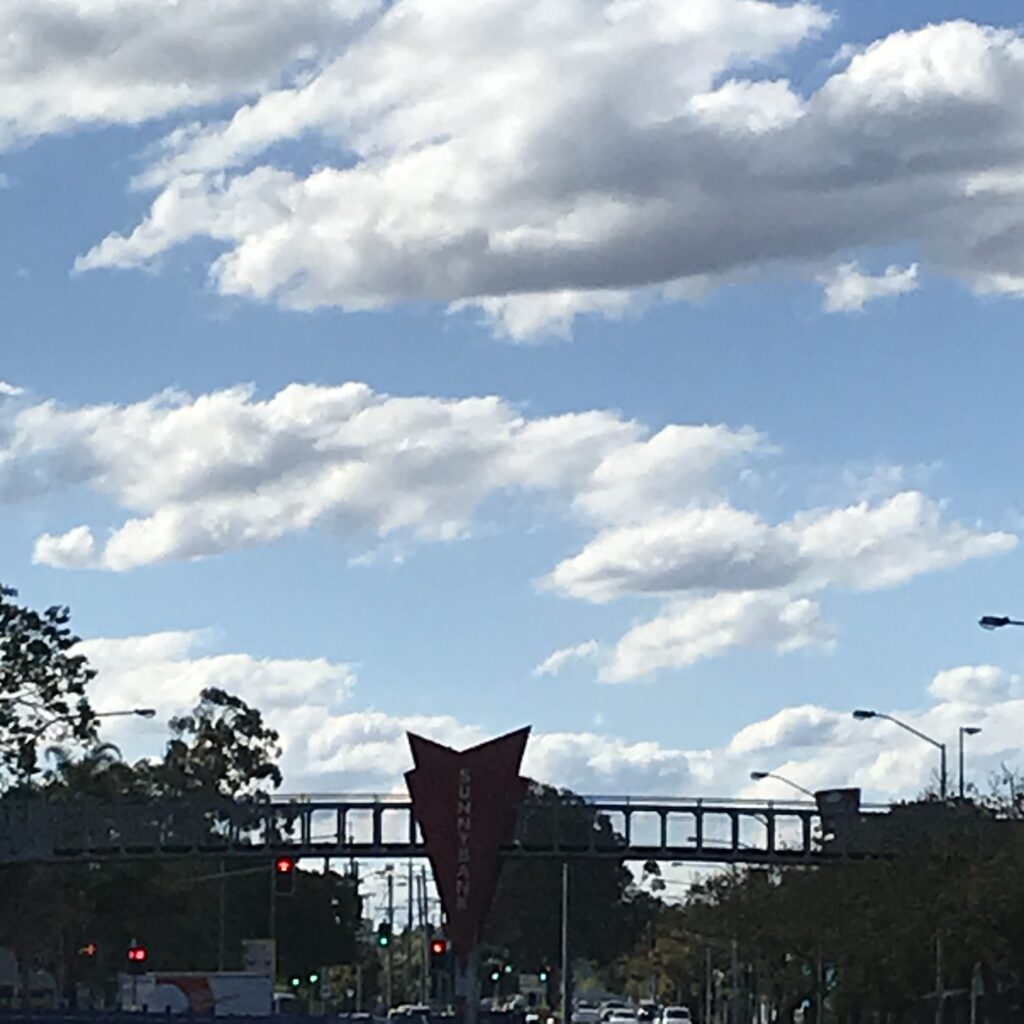 Sunnybank步行桥，红色向下箭头路牌，从车内拍摄，驶入Sunnybank