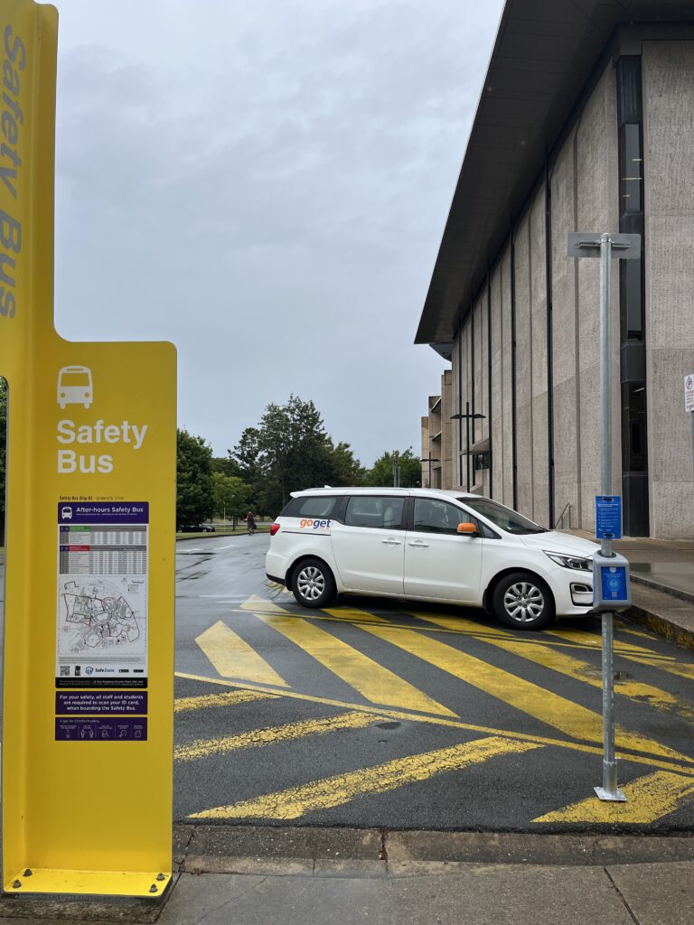 昆士兰大学中央图书馆外，往Great Court台阶旁水景附近。安全巴士停靠点，旁边是GoGet共享汽车停车区，可用手机app租车。