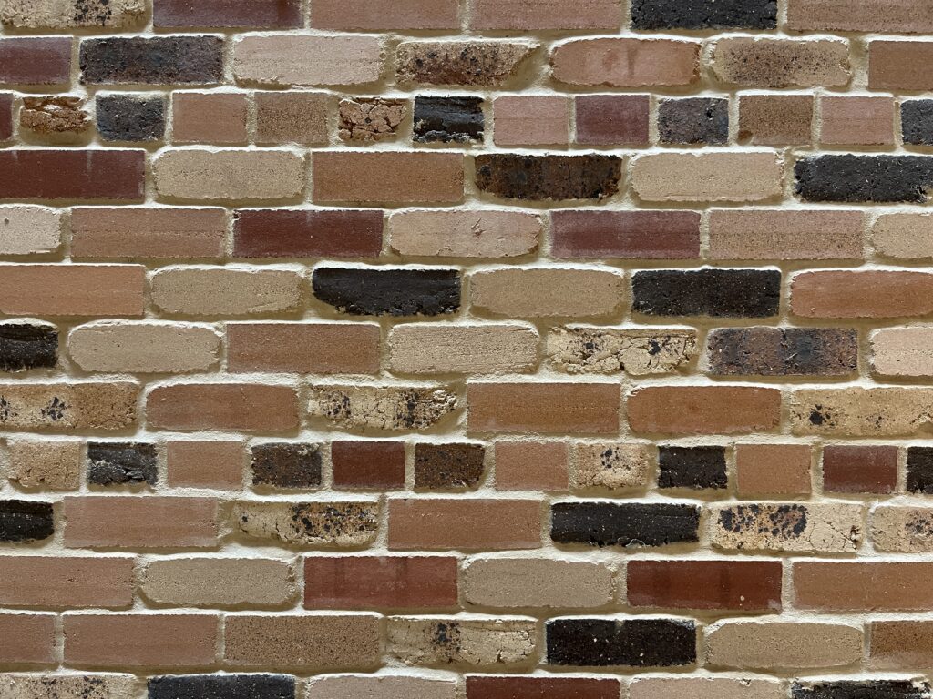 经典粘土砖墙，暖色砖块随机排列，浅色砂浆勾缝.