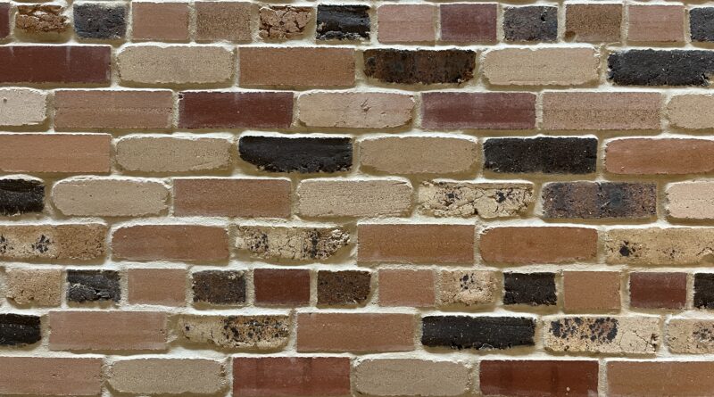 经典粘土砖墙，暖色砖块随机排列，浅色砂浆勾缝.