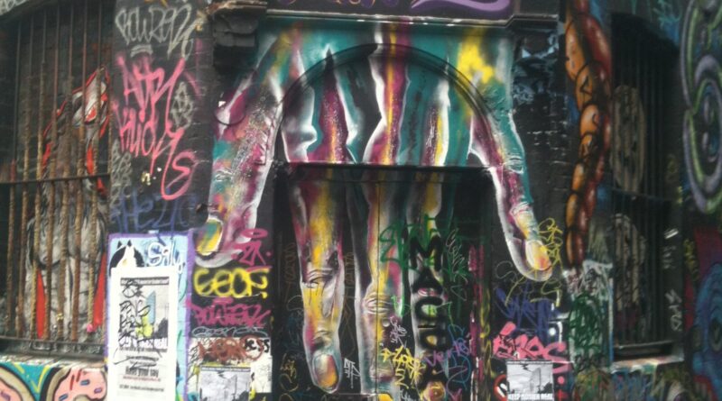 ACDC巷哥特式门框，彩虹手指涂鸦，铁窗后银狼嚎叫