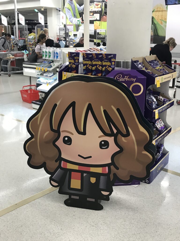 Chermside Coles巧克力区附近，赫敏格兰杰霍格沃茨校服纸板立牌，促销活动