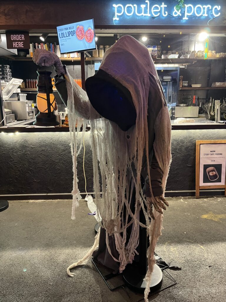 Eat Street夜市，黑长袍鬼魂手持旧油灯，袍身布满白色蛛网