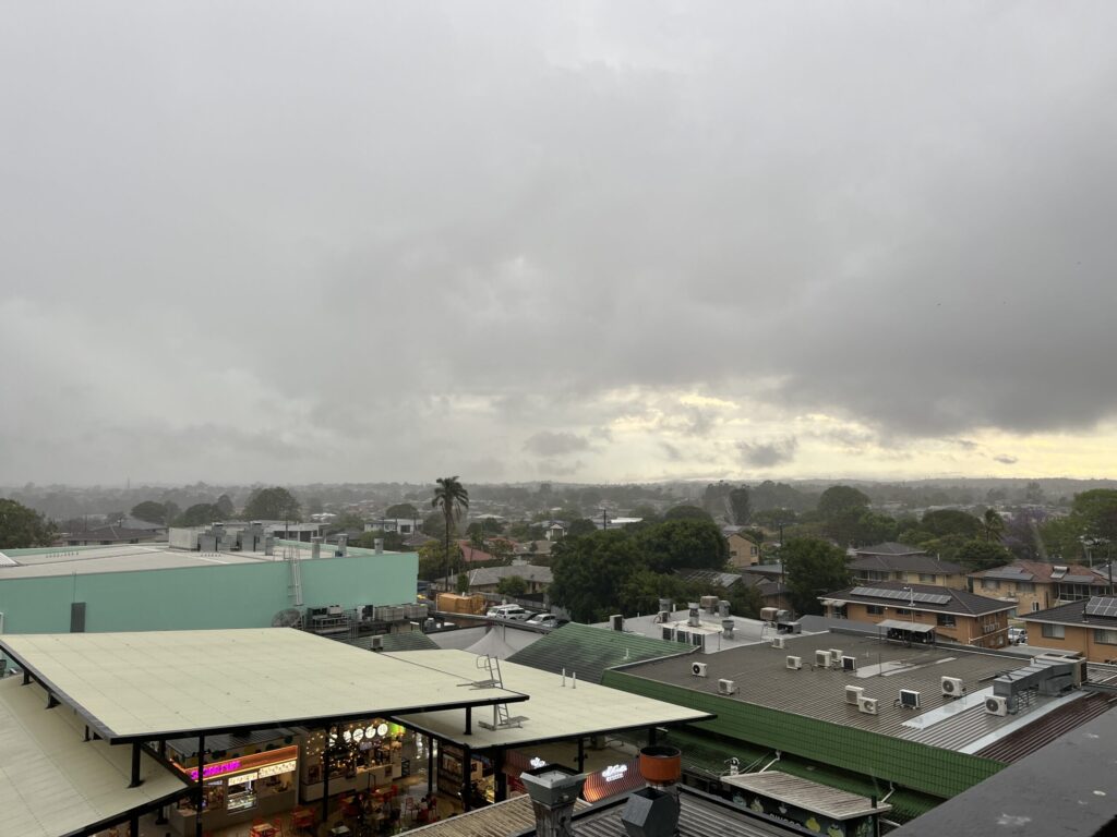 Market Square停车场高层俯瞰，露天美食区，远处Garden City，阴天远处仍雨，近处雨停