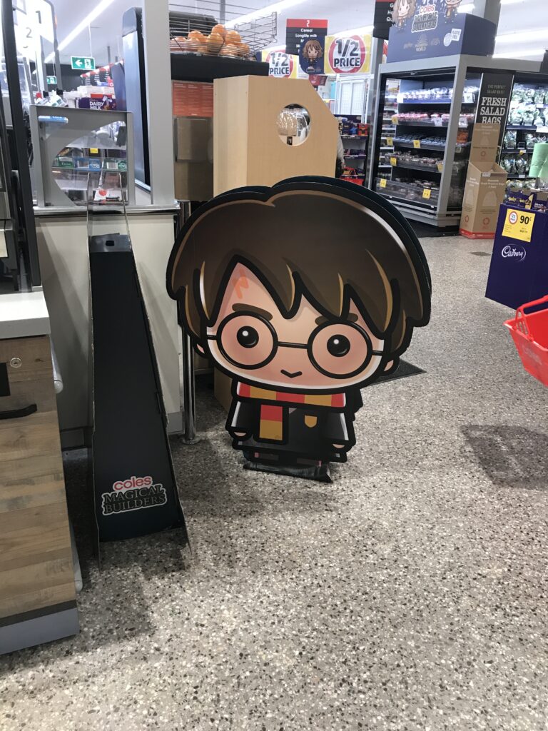 Sunnybank广场Coles入口，哈利波特霍格沃茨校服纸板立牌，促销活动