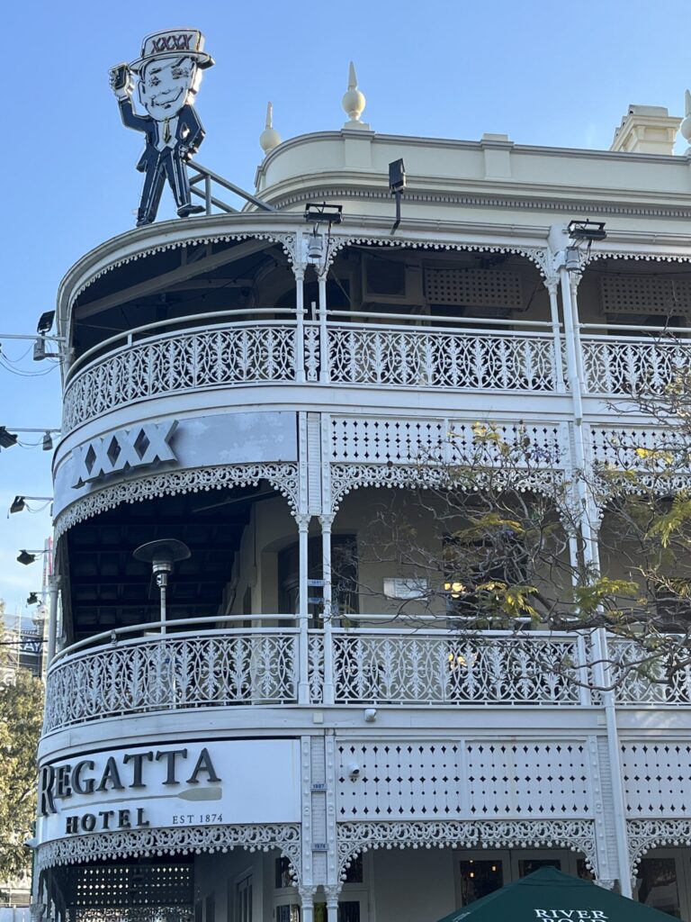 布里斯班丽晶酒店外墙，洪水水位标记从1841年至今，XXXX啤酒标志与四X先生，蓝天