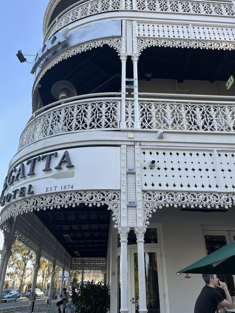 丽晶酒店洪水标记地面仰视，2011年标记在栏杆高度，低于19世纪峰值，历史保护建筑打卡点