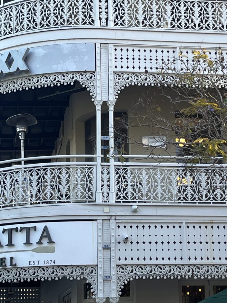 丽晶酒店外墙洪水水位标记特写，历史水位从1841年至今，最高接近二楼