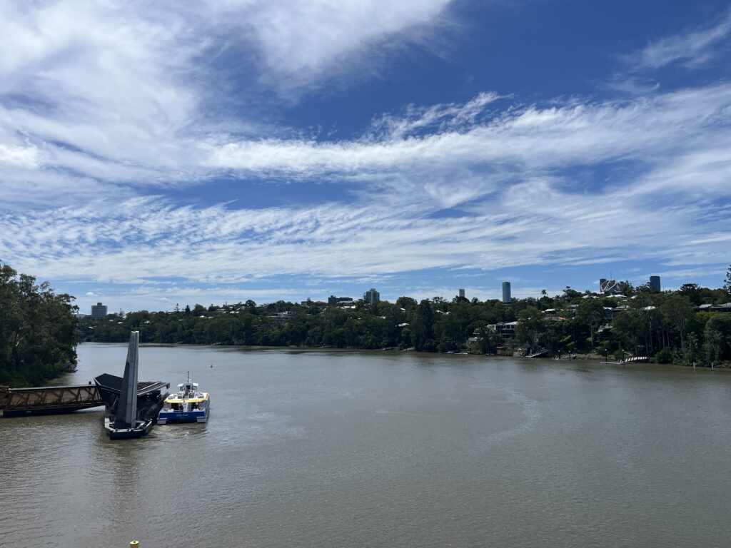 绿桥晴天，UQ码头渡轮停泊，蓝天白云河面宽