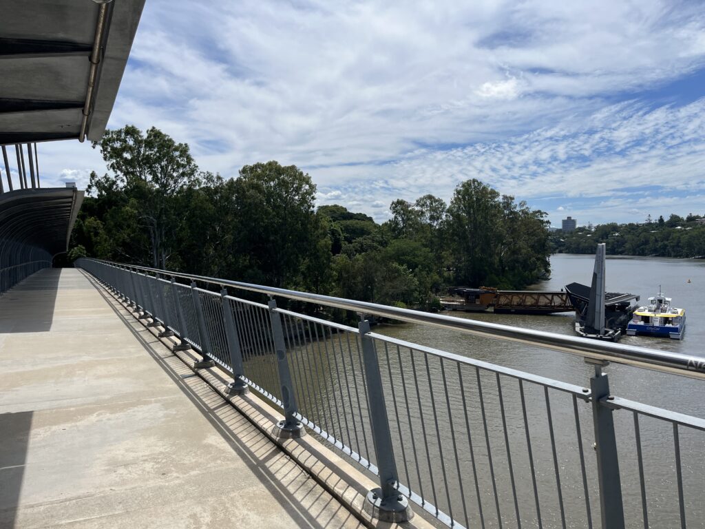 绿桥晴天回望，河景开阔，布里斯班秋天