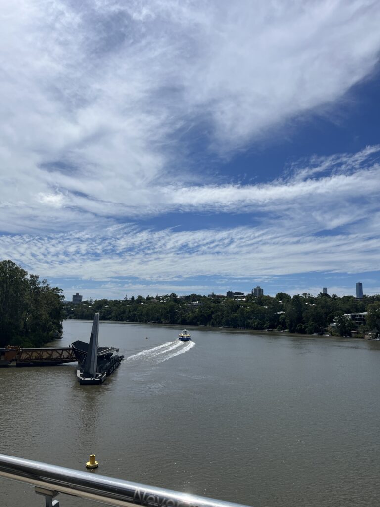 绿桥看渡轮离港，船尾白浪，河面阳光