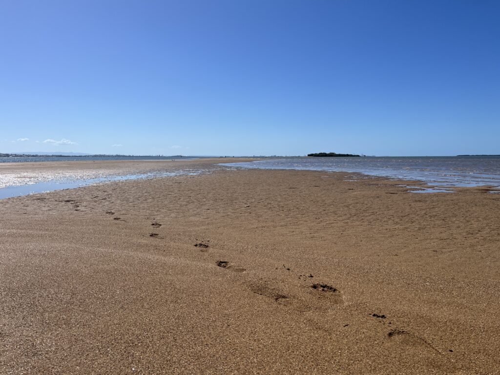 威灵顿角退潮沙洲，脚印延伸向远方小岛，绕远路