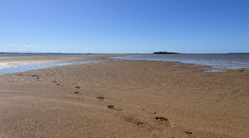 威灵顿角退潮沙洲，脚印延伸向远方小岛，绕远路
