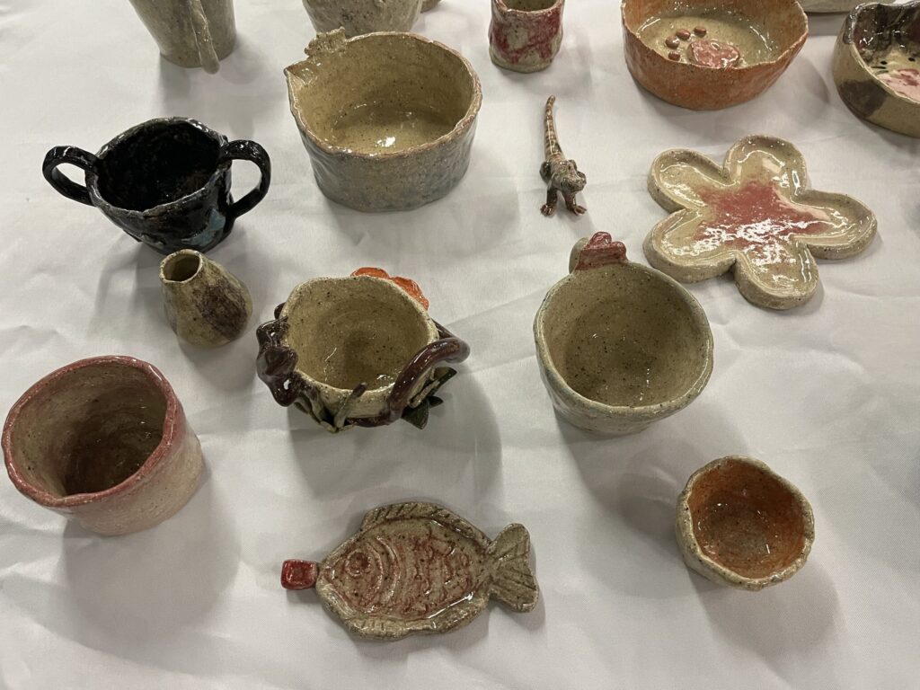 学生手工陶艺杯碟，自然粘土色，鱼形酱油碟，粉红釉猫碗狗碗