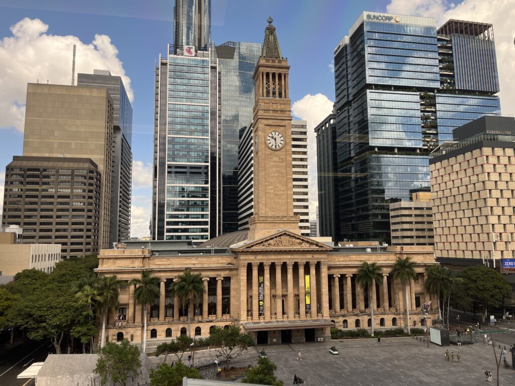 布里斯班市政厅与国王乔治广场，从对面建筑高处俯拍，白天，打卡点