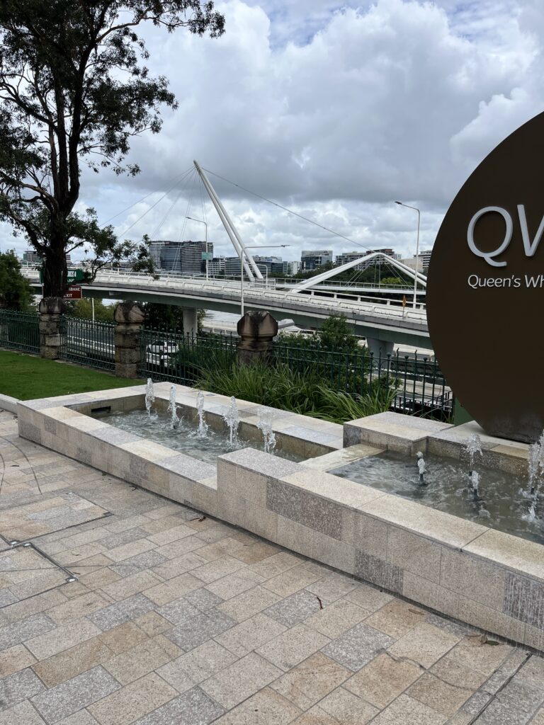 气旋阿尔弗雷德过后数日，布里斯班广场新水景，阴天，看不出风暴痕迹