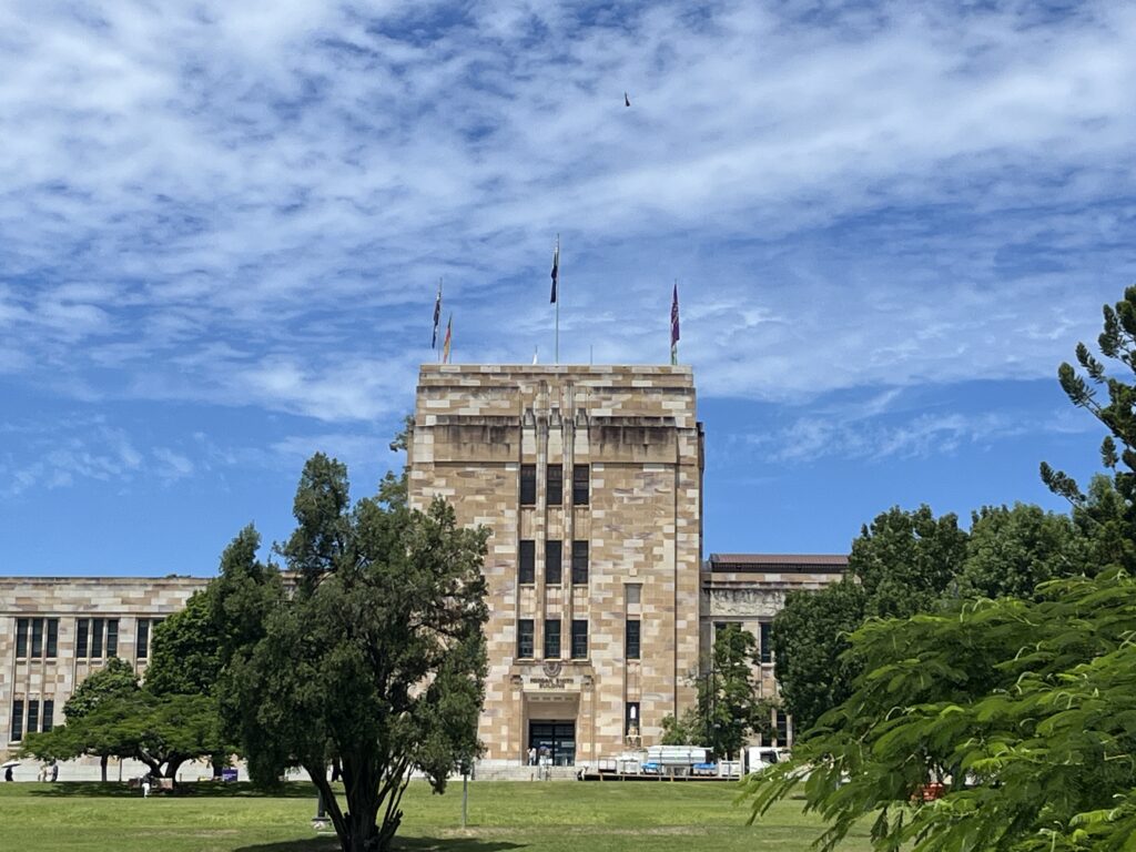 福根史密斯楼远景，绿草坪，蓝天白云，旗杆