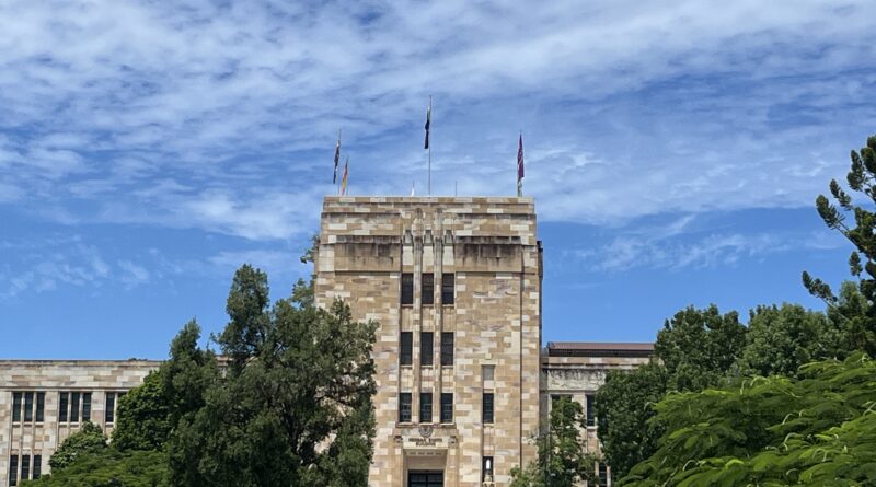 福根史密斯楼远景，绿草坪，蓝天白云，旗杆