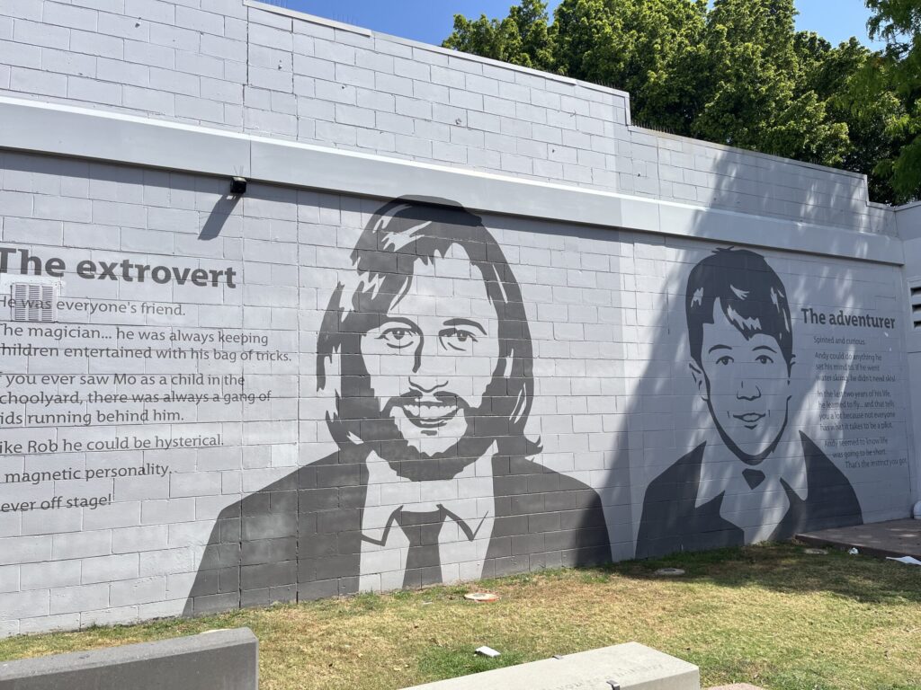 比吉斯之路灰色墙面，兄弟头像，标有外向者文字和趣闻