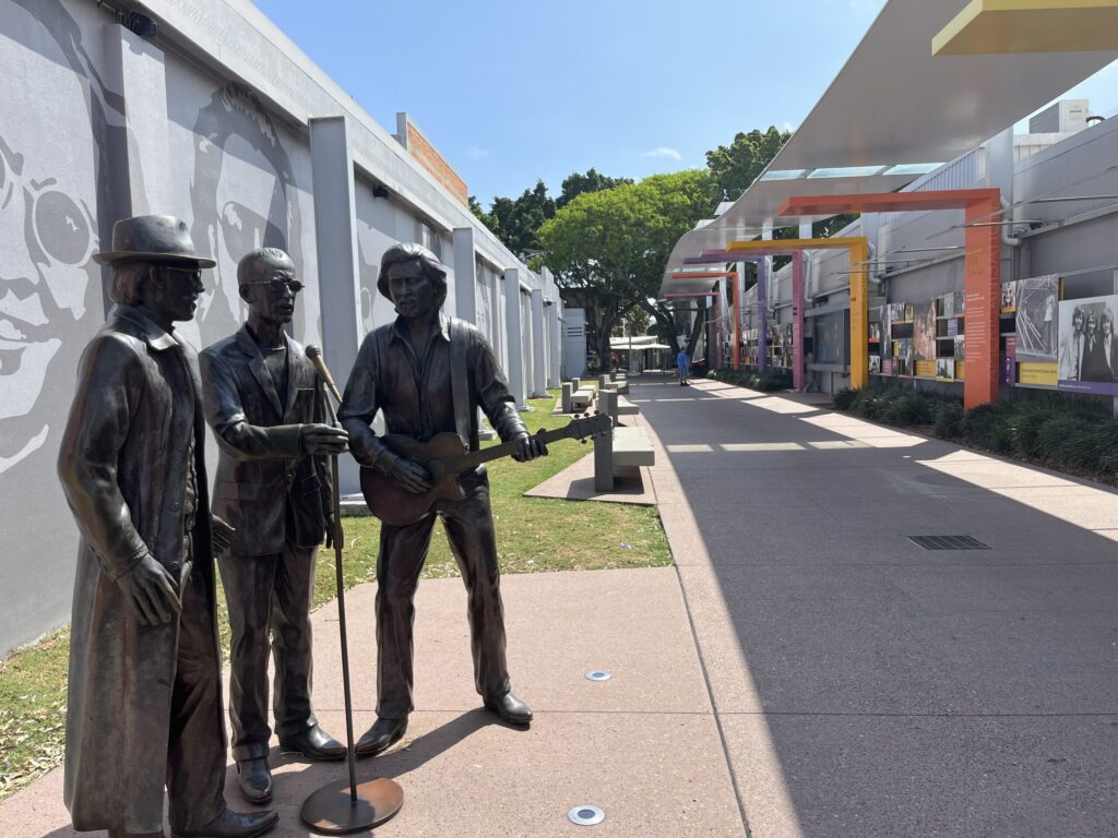 比吉斯之路青铜雕像，三人乐队表演姿态，海滨音乐遗产打卡点