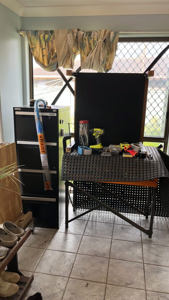 气旋前工作台整洁，工具齐全，咖啡桌夹在台边加固，防护玻璃上半段