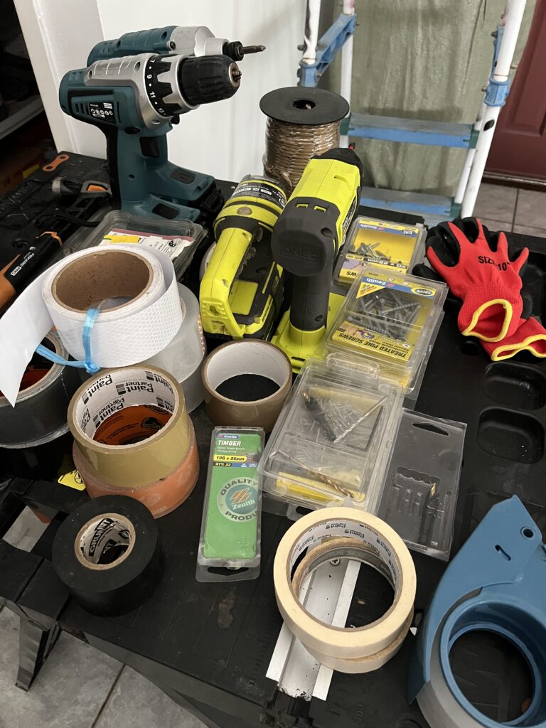 气旋前工作台工具整齐排列，多卷胶带集中摆放