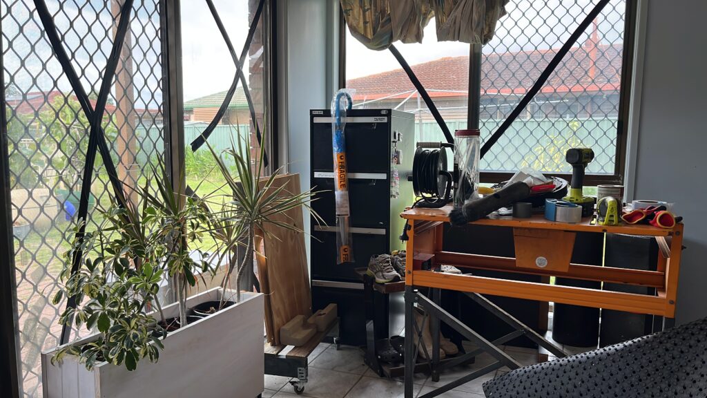 气旋前工作台刚设好，工具胶带备齐，但后来意识到开放区域玻璃太多不安全