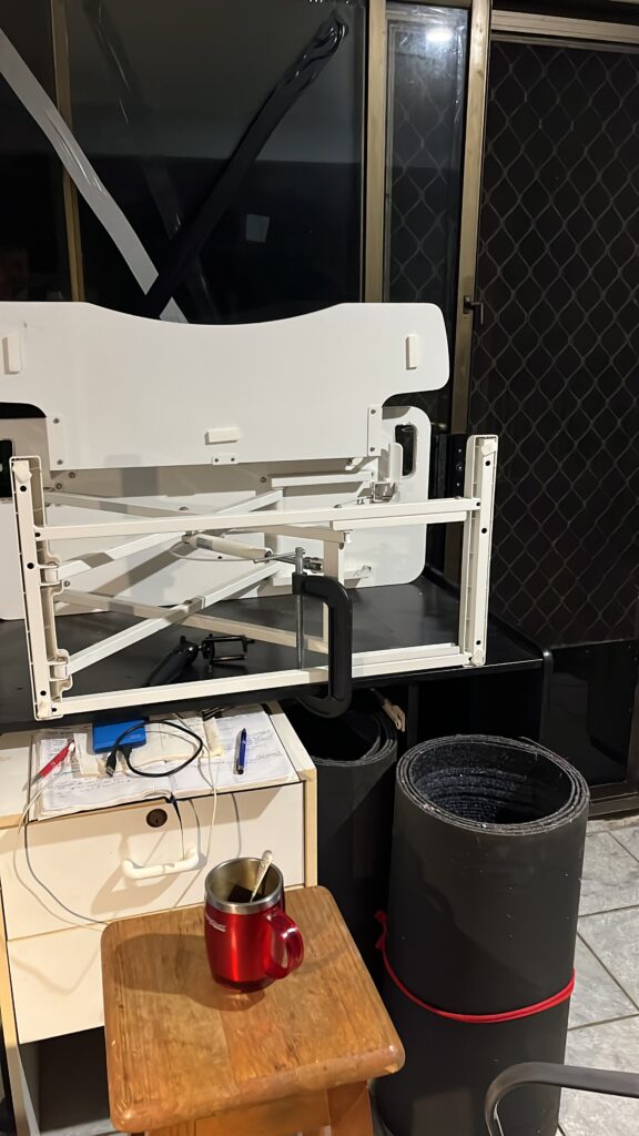 夜晚玻璃门胶带封窗，书桌电脑桌抵住玻璃，备用地毯卷在旁边