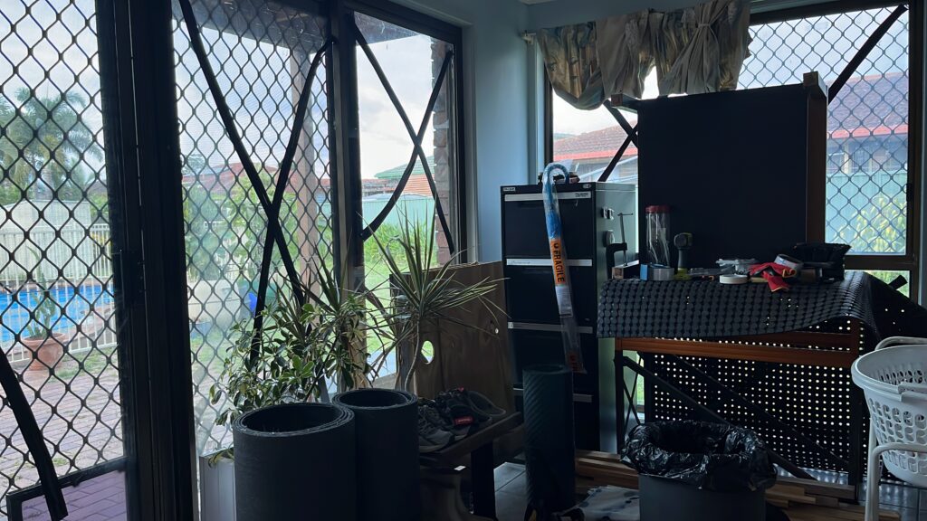 气旋来临前下午，阳光房三扇落地玻璃胶带封窗，文件柜工作台茶几抵住玻璃，无防盗网区域重点防护