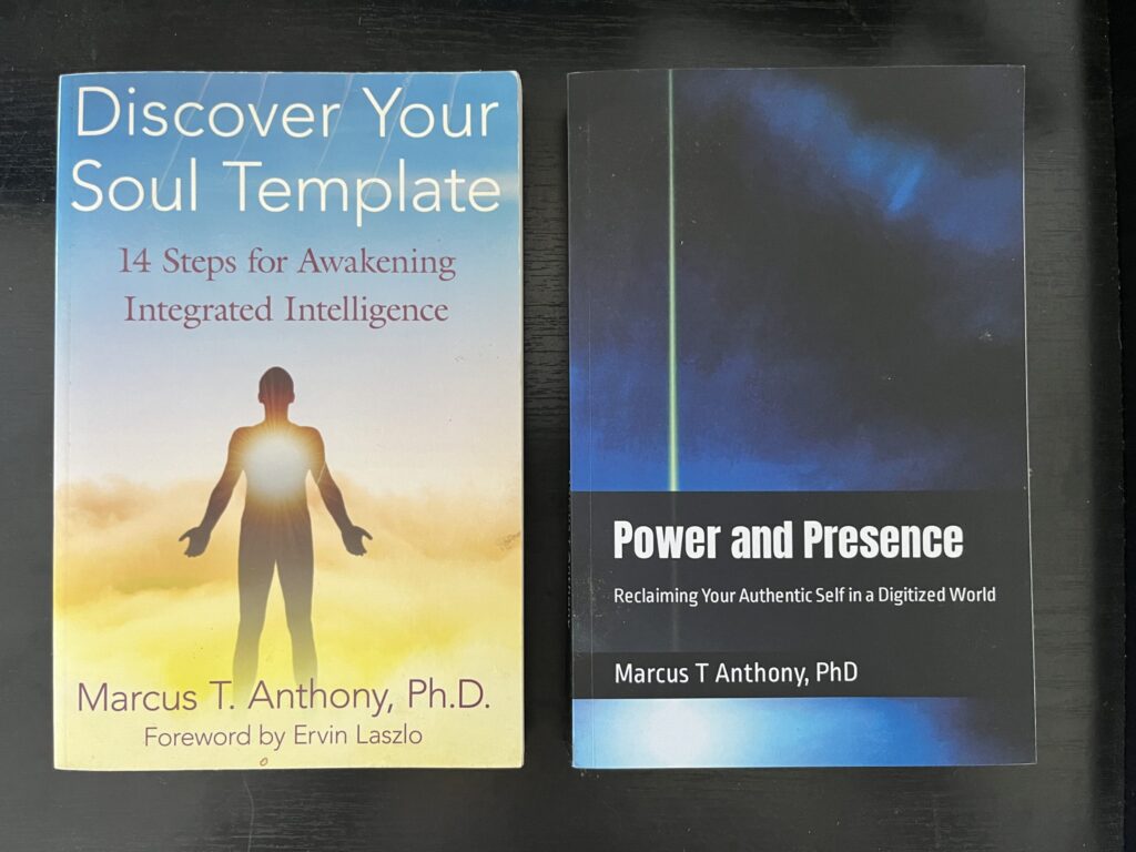 黑桌面两本英文书，Discover Your Soul's Template 与 Power and Presence