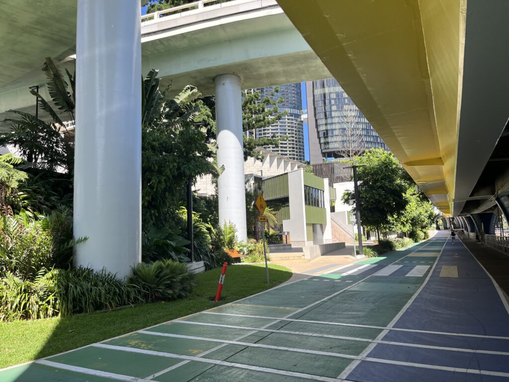 南岸高速公路下河滨绿地，白柱，自行车道，木栈道