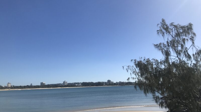 阳光海岸穆卢拉巴海滩，金色沙滩，清澈碧水，岩墙，海岸树，阳光四射