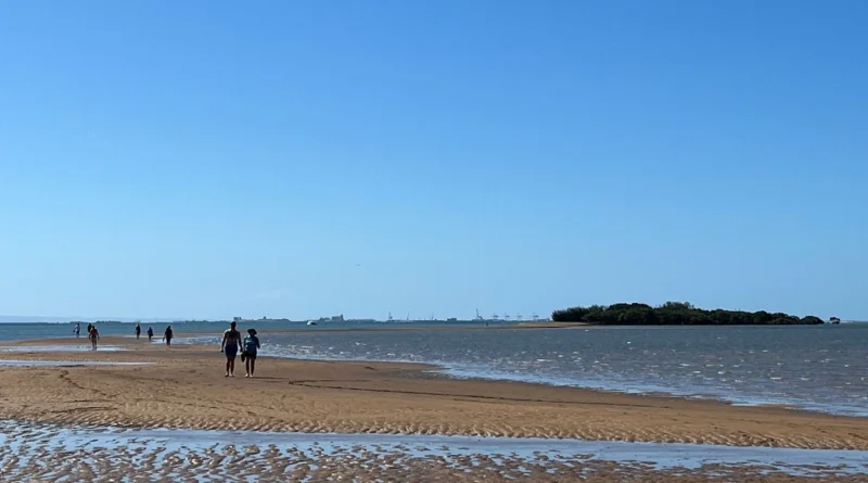 威灵顿角退潮沙洲，沙面波纹，远处有人走向国王岛，远景