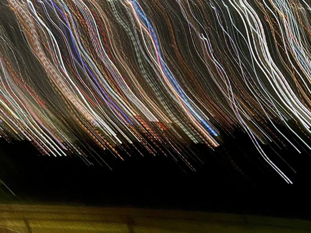 库萨山顶观景台夜景，彩色光轨曲线流动，布里斯班CBD灯光抽象