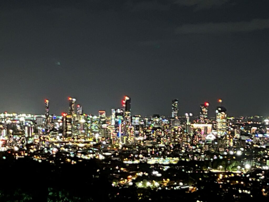 库萨山顶夜景，失焦状态，CBD建筑群的多彩光斑，黑灰色背景
