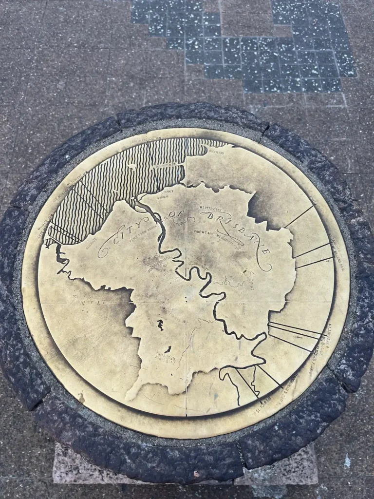 库萨山顶青铜圆盘地图，布里斯班城市轮廓与方向标识，刻字「City of Brisbane」