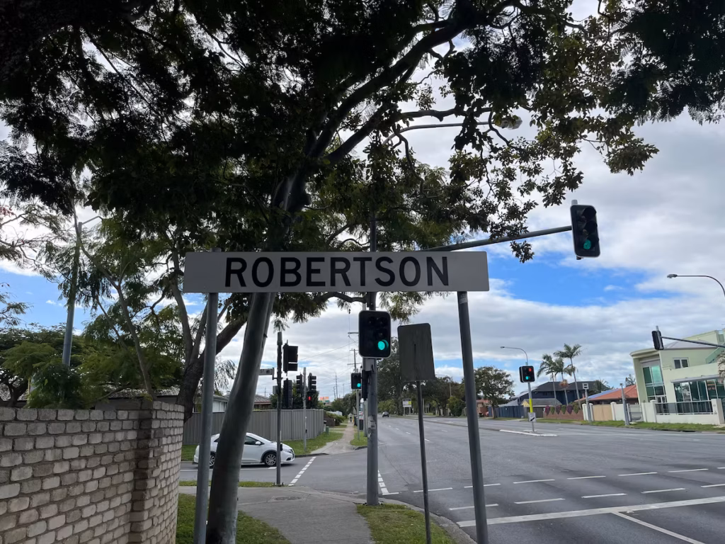 Robertson郊区路标，Mains Road人行道旁，绿色交通灯，无车街道，面向市区方向