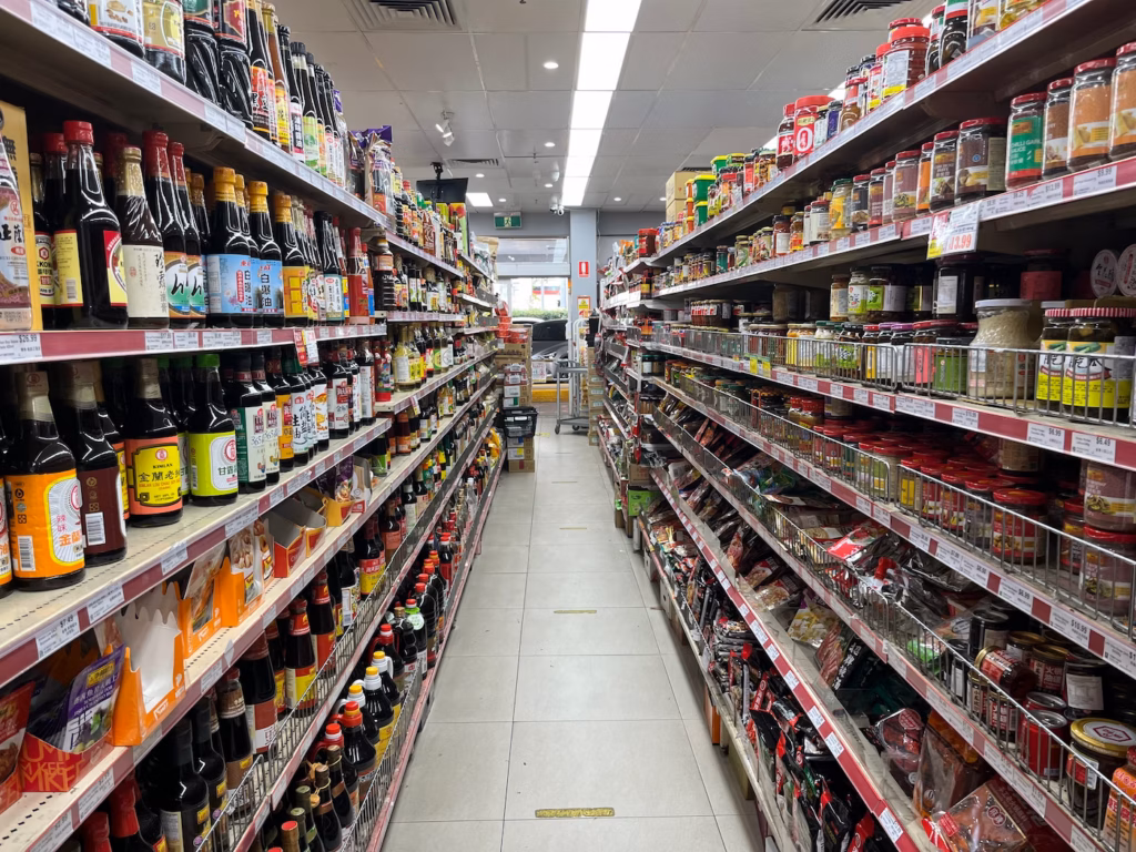 Sunnybank Plaza，Formosa Asian Grocery Market 内部通道，两侧货架摆满酱料与调味品