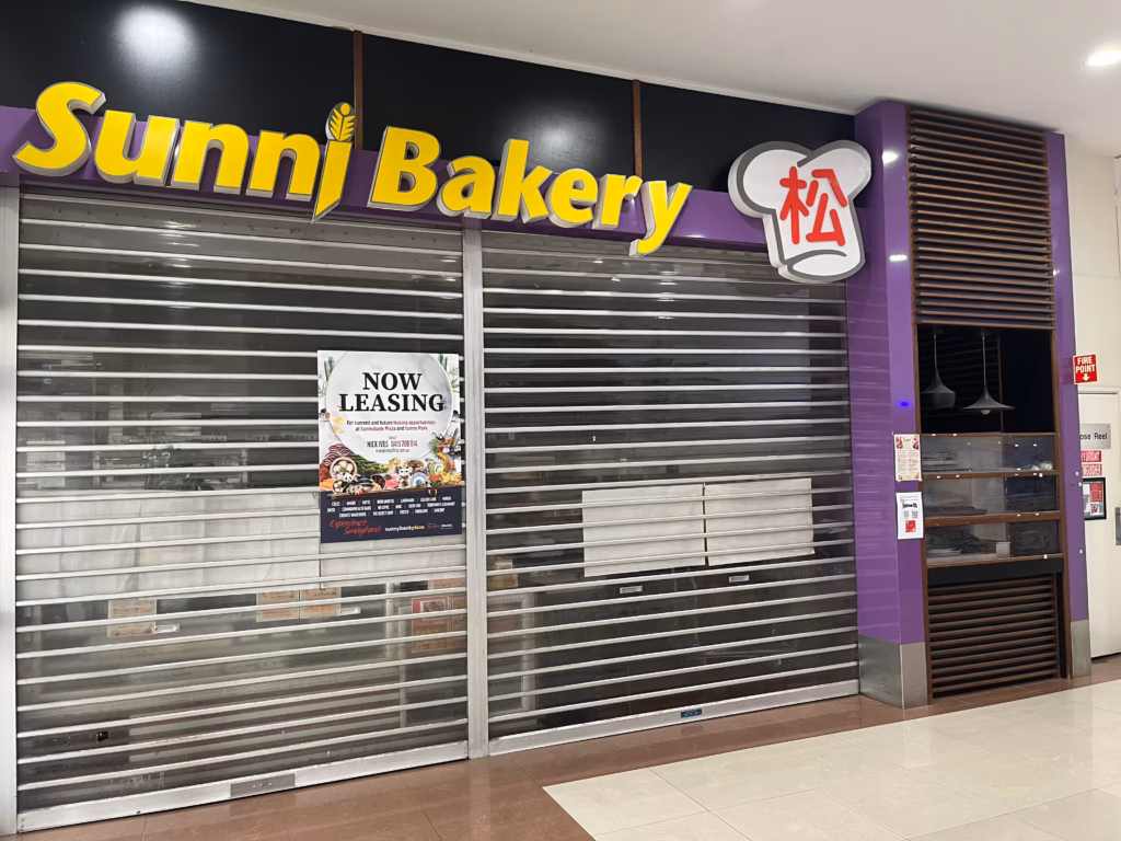 Sunnybank Plaza，Sunni Bakery 关闭门店，玻璃门贴租约告示，空置店面
