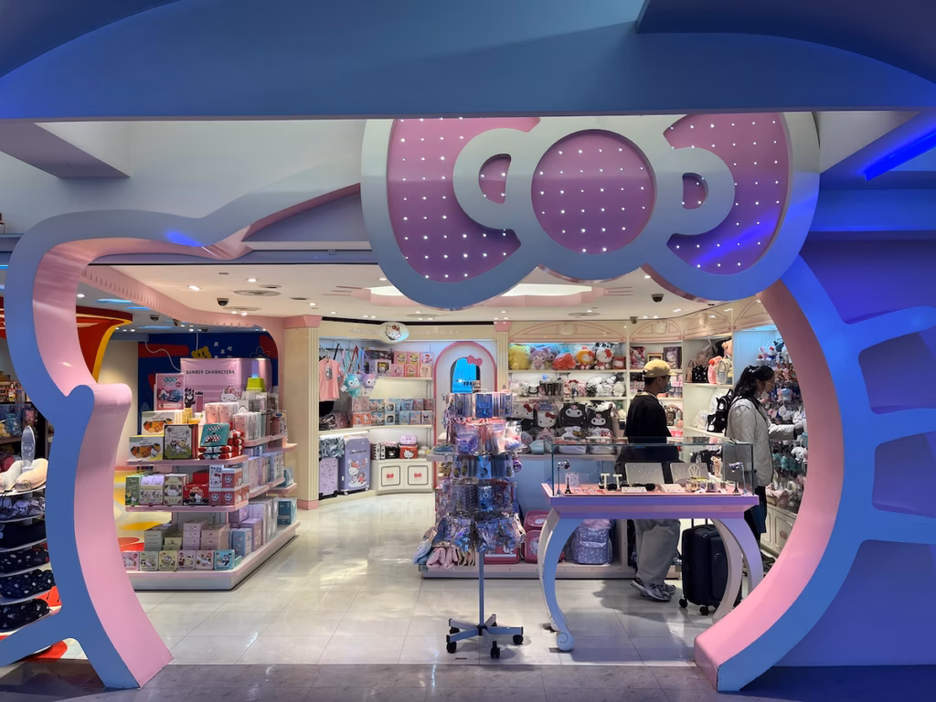 台北机场Hello Kitty登机口商店，粉红猫头造型入口，巨型粉红蝴蝶结在上方
