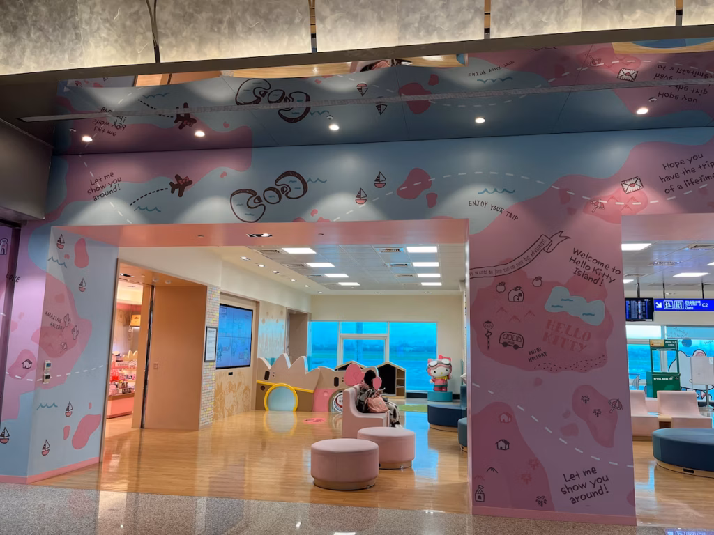 台北机场Hello Kitty主题登机口候机区，粉色座椅，猫咪造型装饰，登机口标识