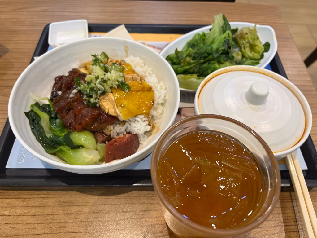 香港餐厅晚餐，叉烧油鸡饭，配菜蔬菜，冰绿茶，俄罗斯番茄汤
